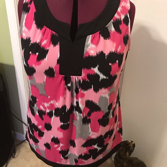 🚫SOLD🚫 Sleeveless Black and Pink Top - Picture 1 of 3